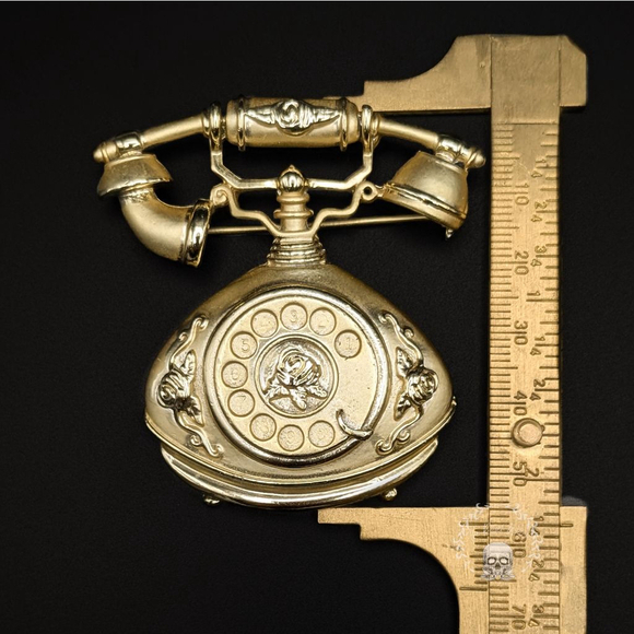 Vintage Rotary Telephone Brooch in Gold Tone - Picture 3 of 3